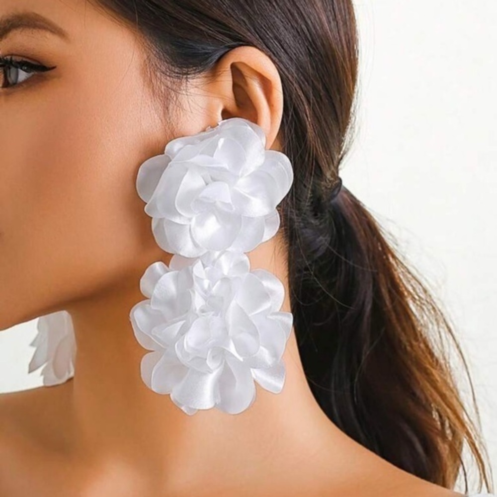 ✨NEW Elegant White Floral Earrings